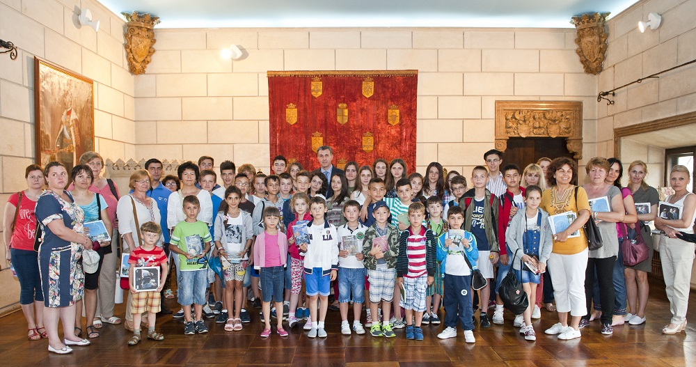 Elevii-Scolii-Gimnaziale-Principele-Radu-in-vizita-la-Palatul-Elisabeta-11-iulie-2014-foto-Daniel-Angelescu-c-Casa-MS-Regelui-11