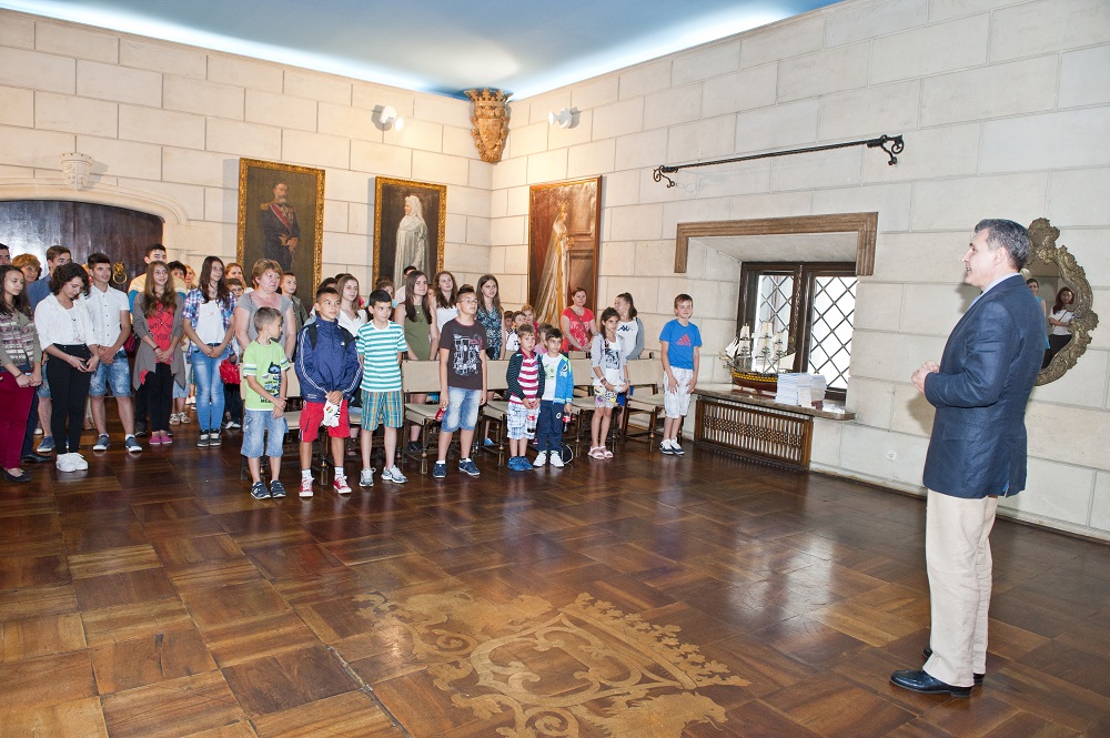 Elevii-Scolii-Gimnaziale-Principele-Radu-in-vizita-la-Palatul-Elisabeta-11-iulie-2014-foto-Daniel-Angelescu-c-Casa-MS-Regelui-7