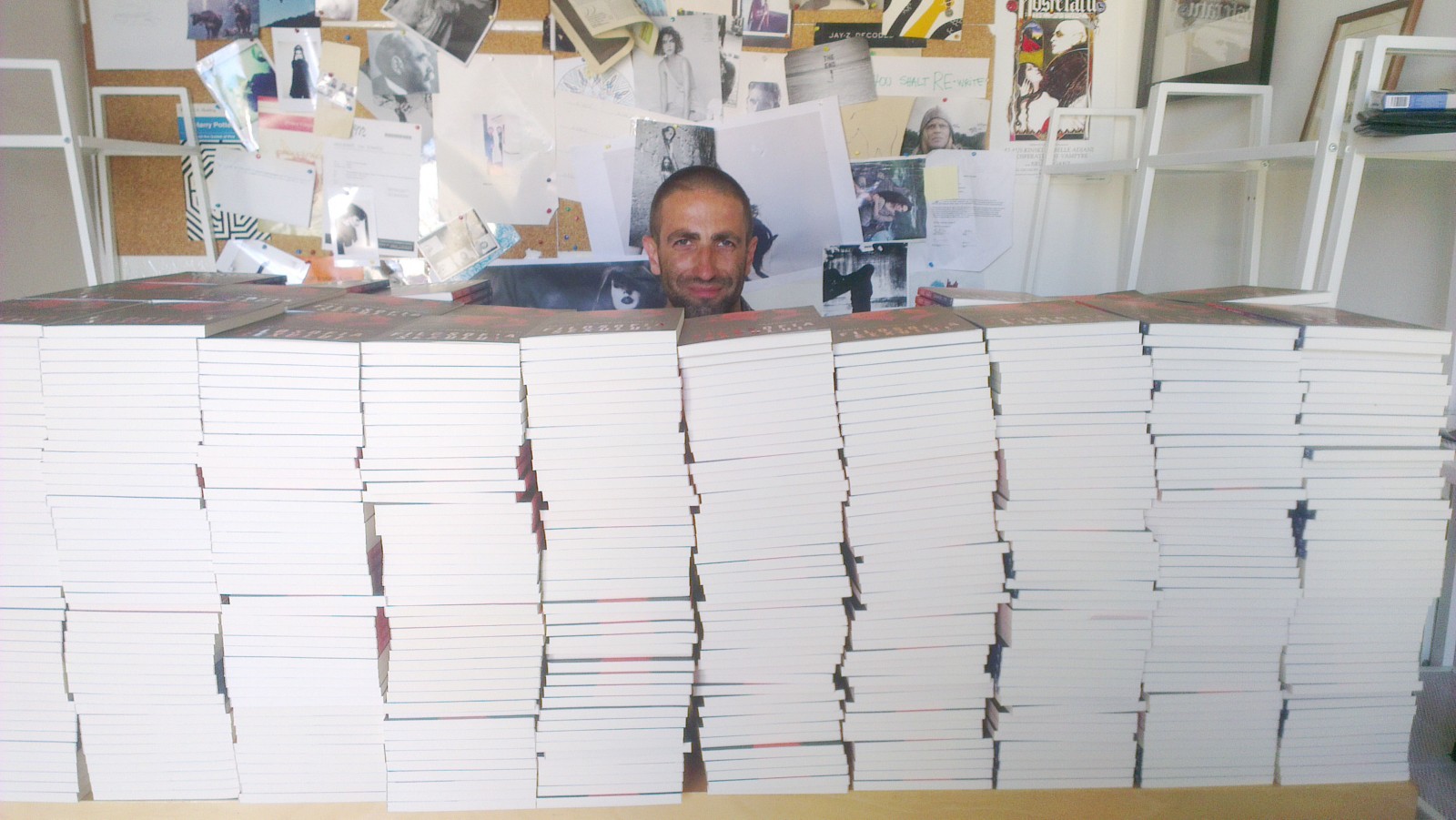 Un munte de carti.jpg